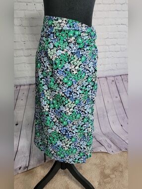 Ann Taylor Factory Navy Floral Skirt with Green Accents. Size 16